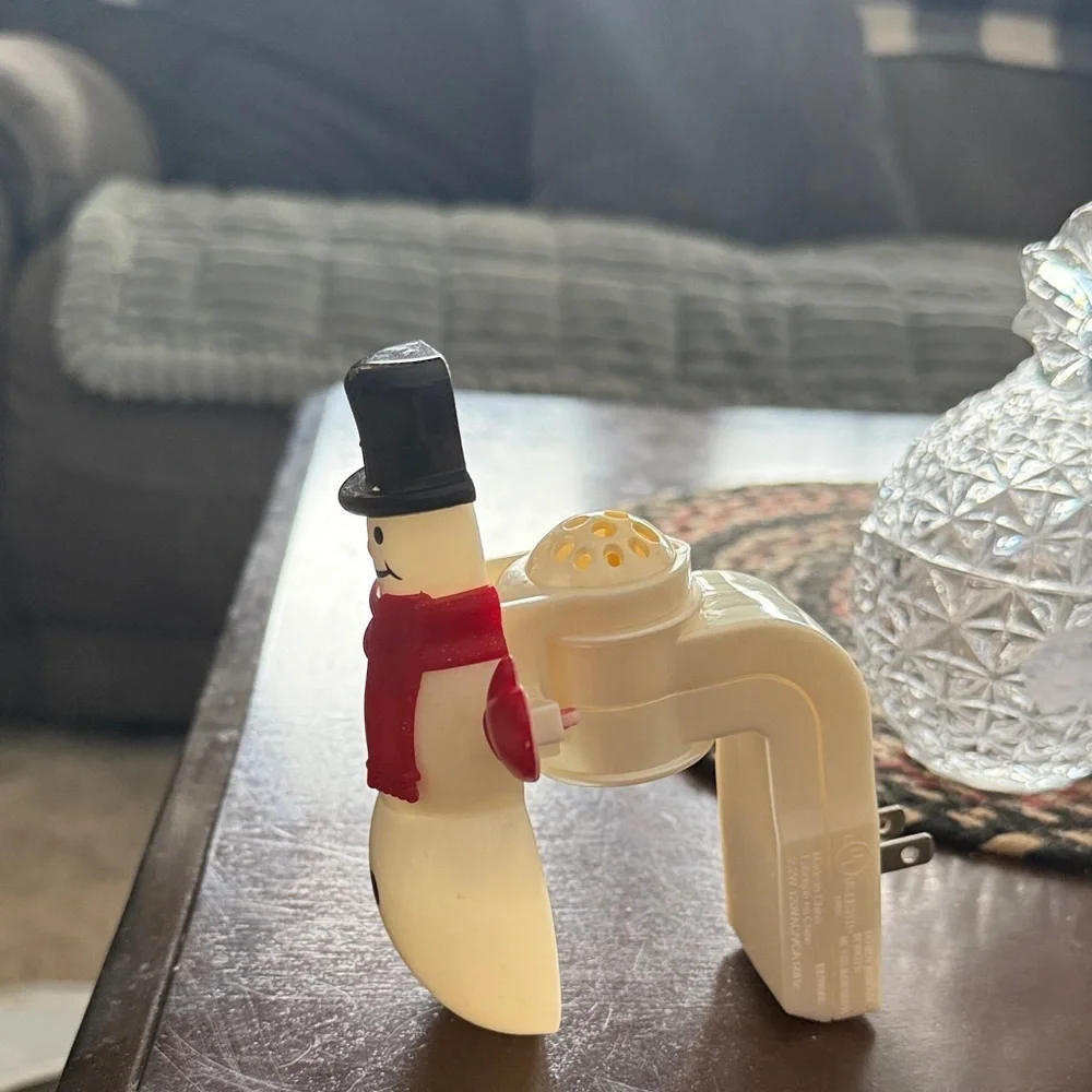 Wallflower Festive Snowman with Red Accents